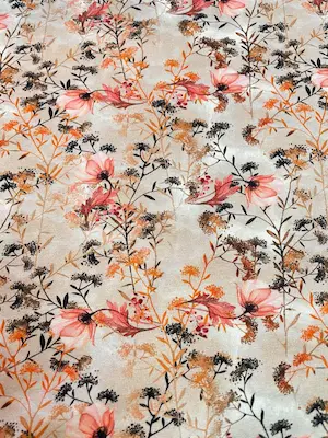 Elastischer Jerseystoff mit filigranem botanischem Print aus Gräsern und Blüten in Altrosa und Erdtönen auf einem naturfarbenen Hintergrund.