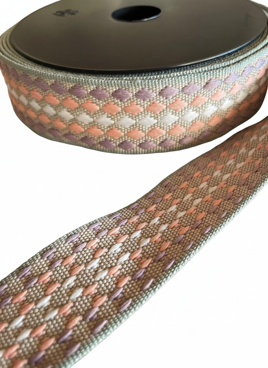 Gewebtes Gurtband mit 38mm Breite auf schwarzer Spule, geometrisches Muster in Salbeigrün, Altrosa und Creme als Meterware für Taschenriemen