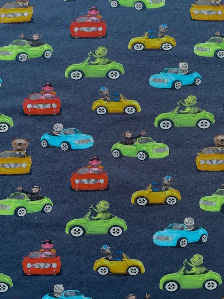 Farbenfroher Auto-Jersey für Kinder! 95% Baumwolle, super weich & elastisch. Ideal für Shirts & Co. Jetzt den tierischen Fahrspaß als Meterware entdecken!
