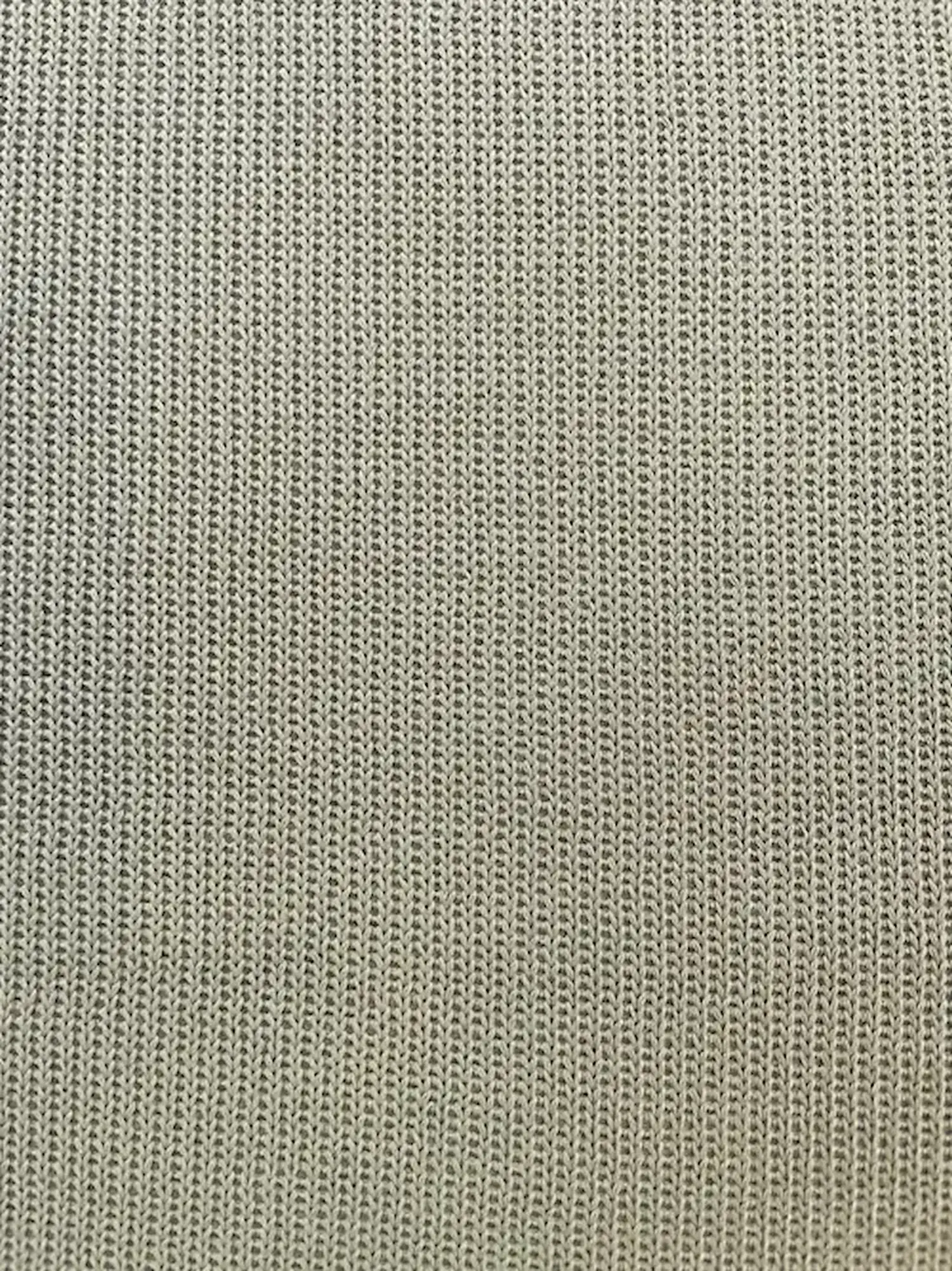 Elastischer Feinstrick-Jersey als Meterware in dezentem Salbeigrün mit einer gleichmäßigen, feinen Maschenstruktur