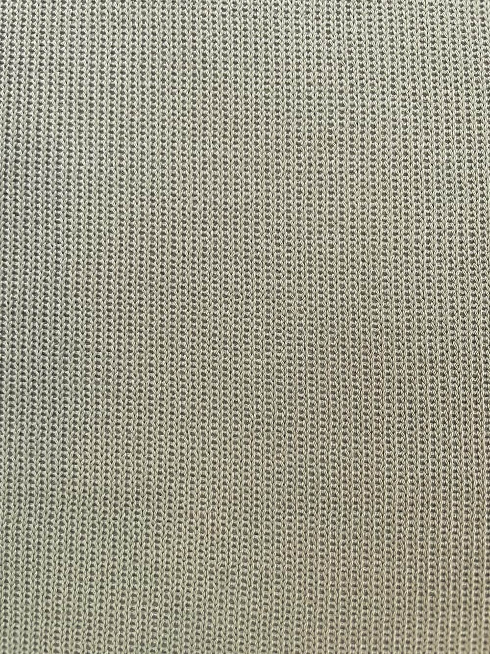 Elastischer Feinstrick-Jersey als Meterware in dezentem Salbeigrün mit einer gleichmäßigen, feinen Maschenstruktur