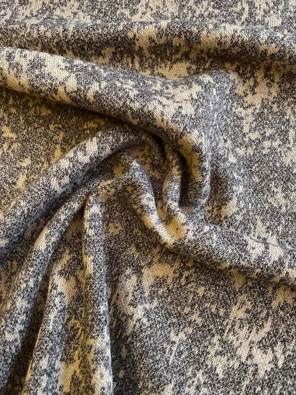 Gedrapieter Strick-Jacquard Stoff als Meterware in Schlamm und Natur mit fließender Struktur