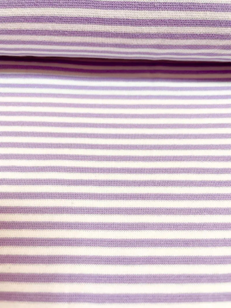 Gestreifter Bündchenstoff in Flieder und Weiß als elastische Schlauchware (Meterware) für Pulloverbündchen und Babybekleidung.