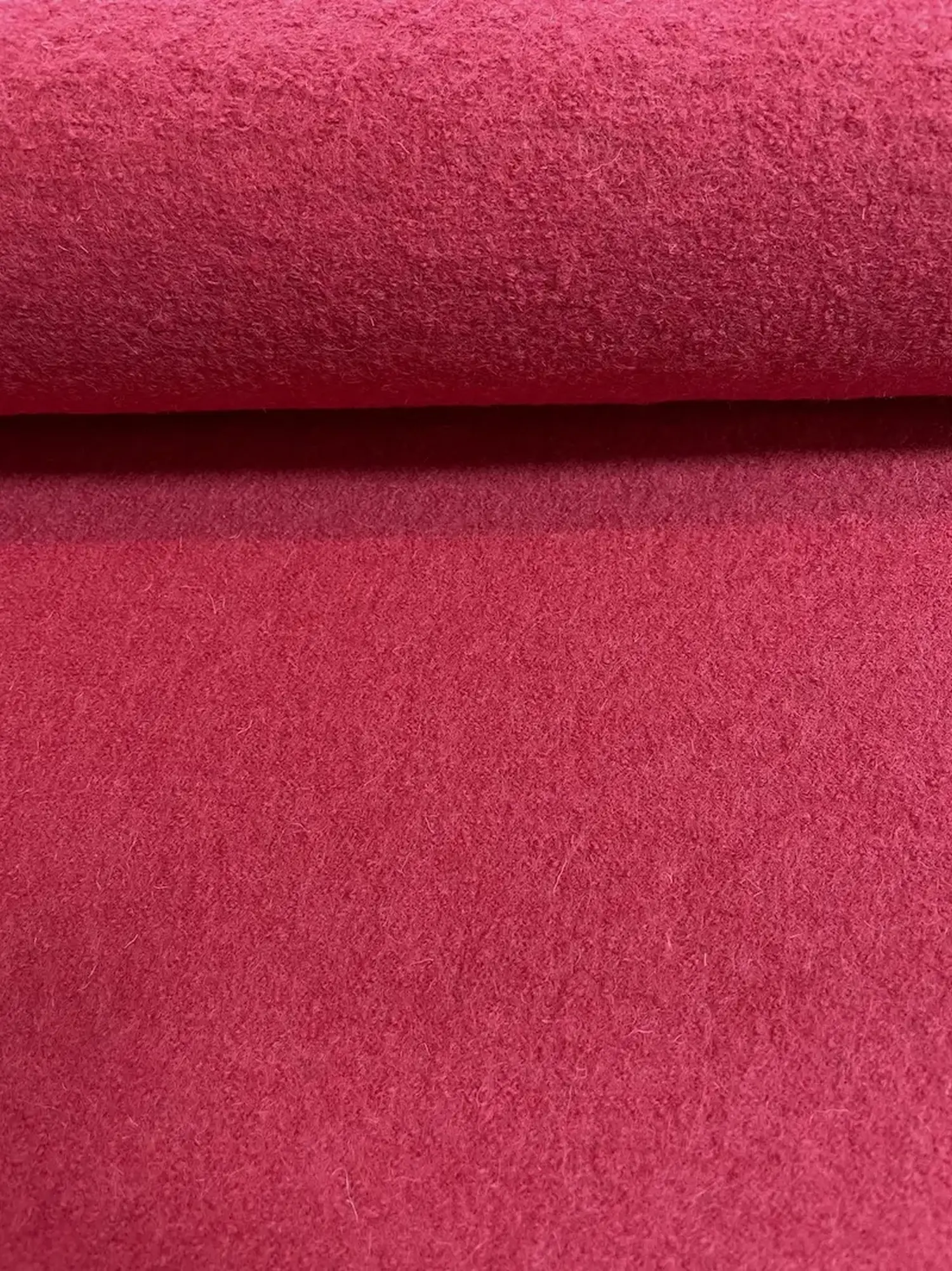 Hochwertiger Walkstoff in kräftigem Beerenrot/Magenta, schwere Kochwolle mit verfilzter Oberflächenstruktur für warme Winterbekleidung