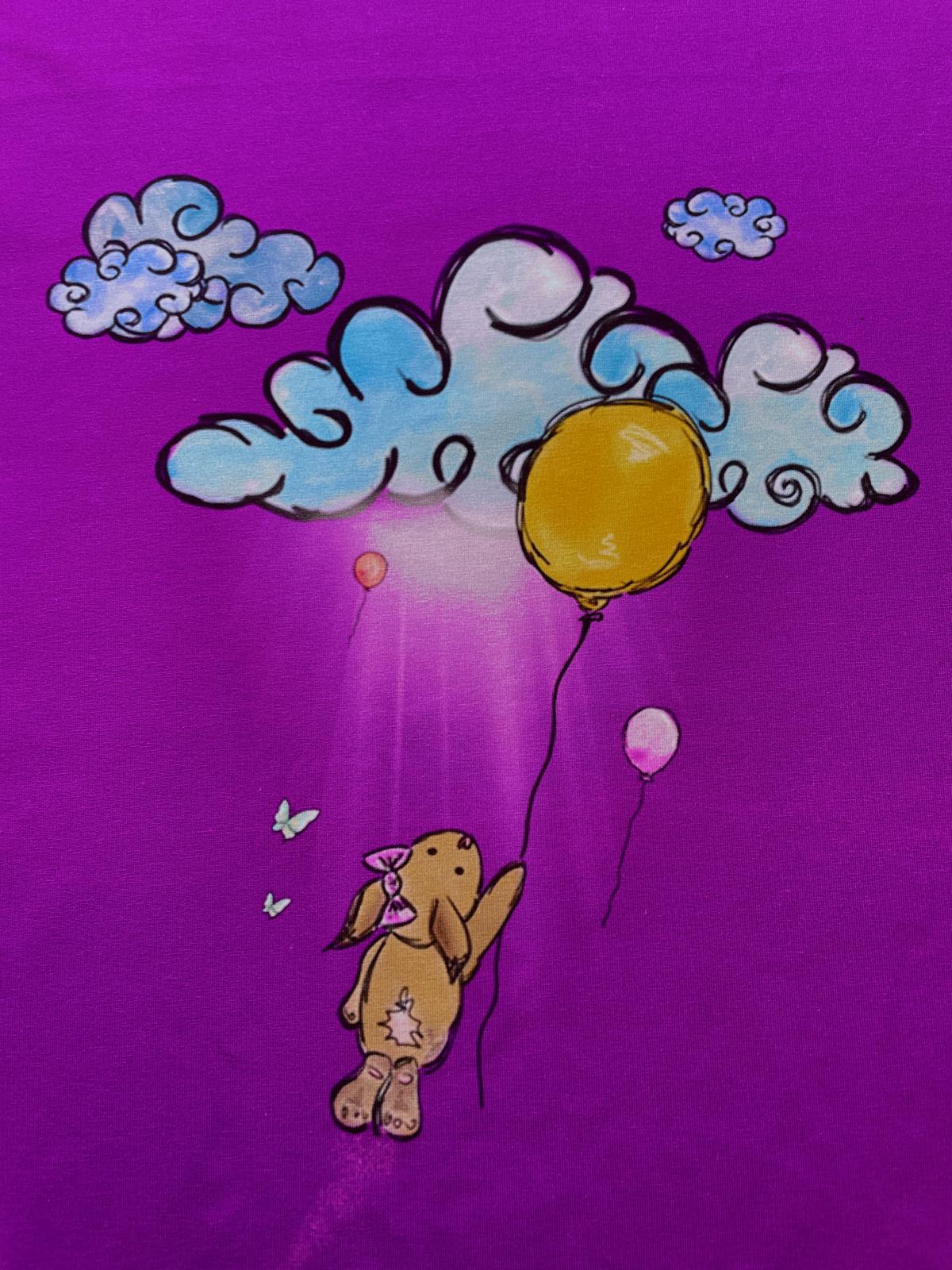 Lila Jersey-Stoff mit Panel-Motiv: Ein kleiner Hase fliegt mit einem gelben Luftballon unter blau-weißen Wolken.