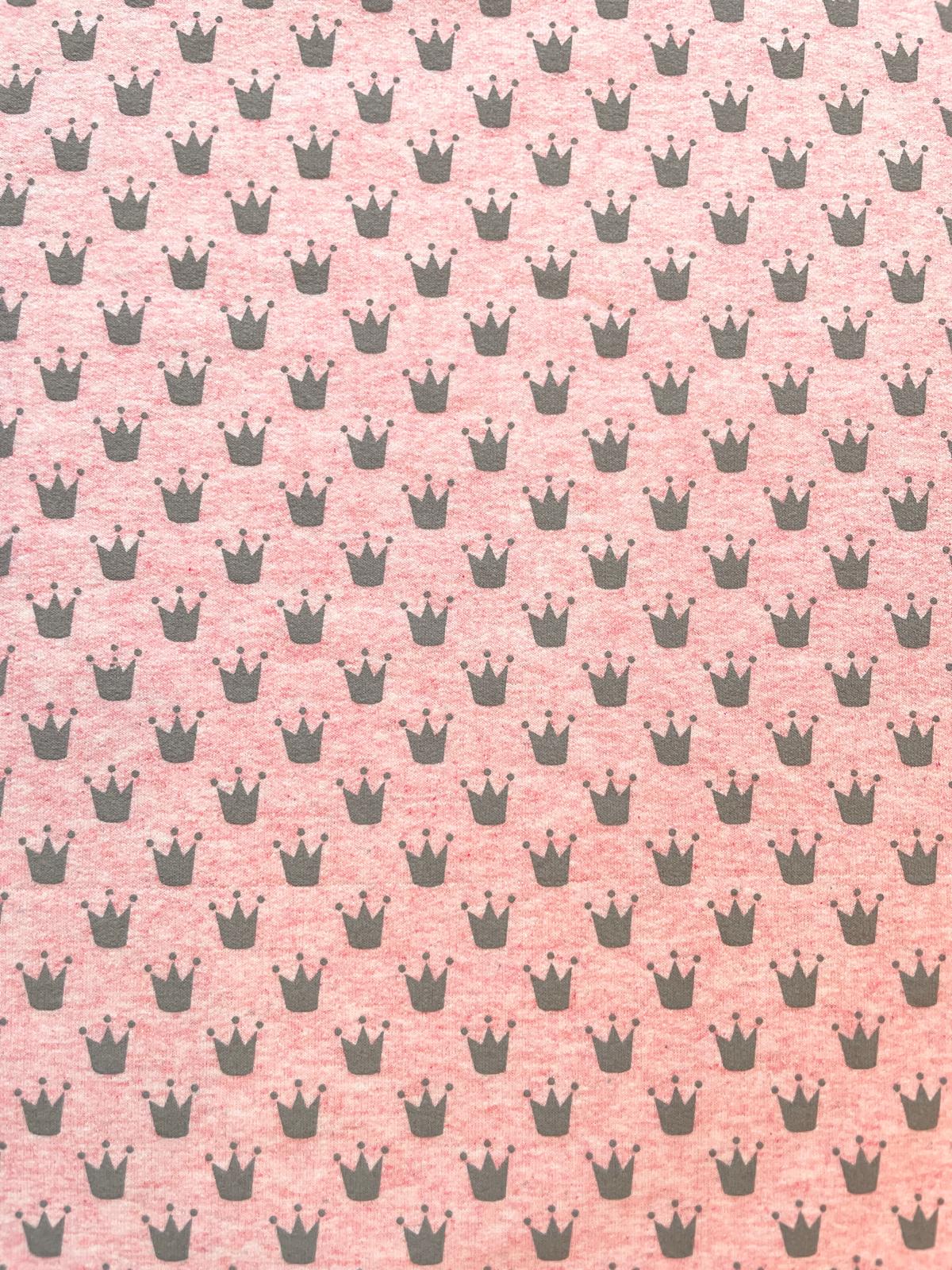 Weicher French Terry Stoff in Altrosa bedruckt mit einem regelmäßigen Muster aus kleinen grauen Kronen.