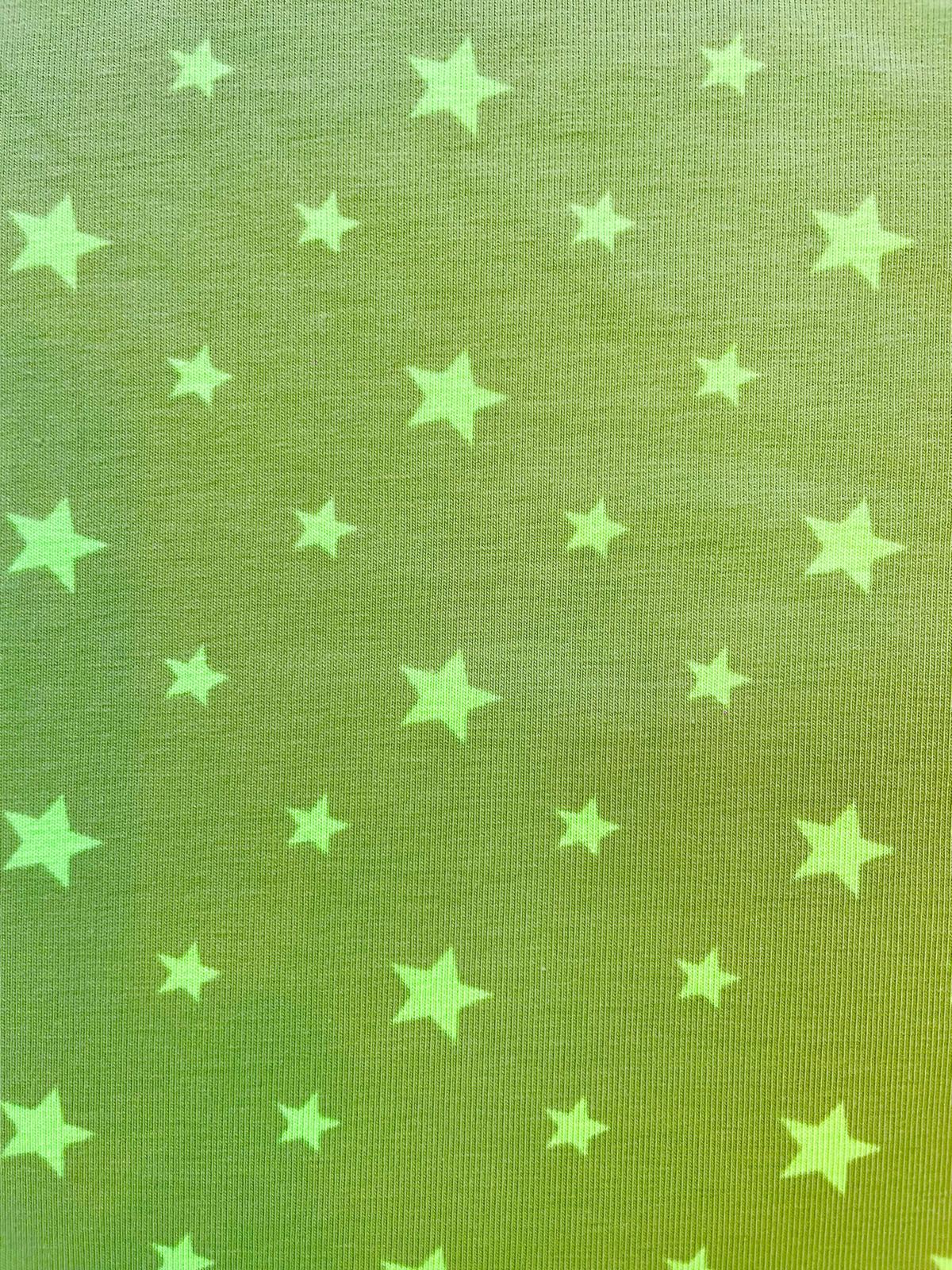 Türkisfarbener Jerseystoff als Meterware, bedruckt mit kleinen Herzen in Weiß, Blau, Schwarz und Grau. Ideal für Baby-Bettwäsche, Kuscheldecken oder Kinder-Sommersets.