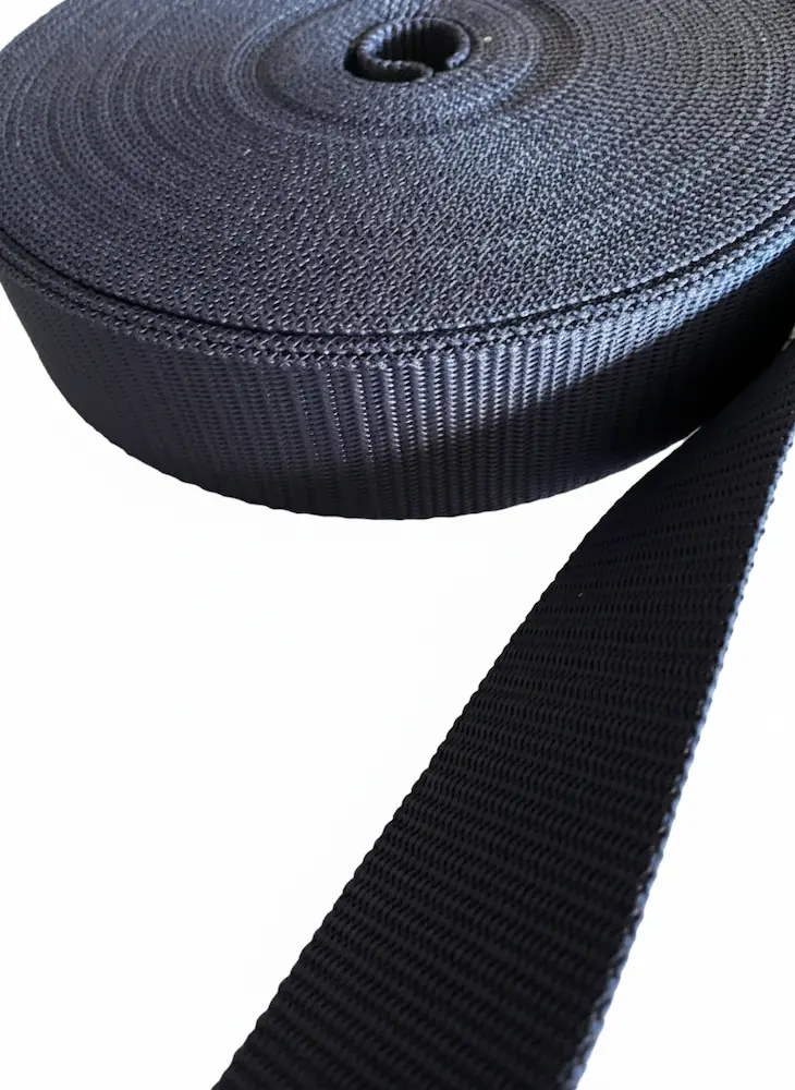 Nahaufnahme von einem einfarbigen, dunkelblauen Gurtband mit 40mm Breite, reißfeste Rips-Webstruktur für Taschenriemen und Rucksäcke