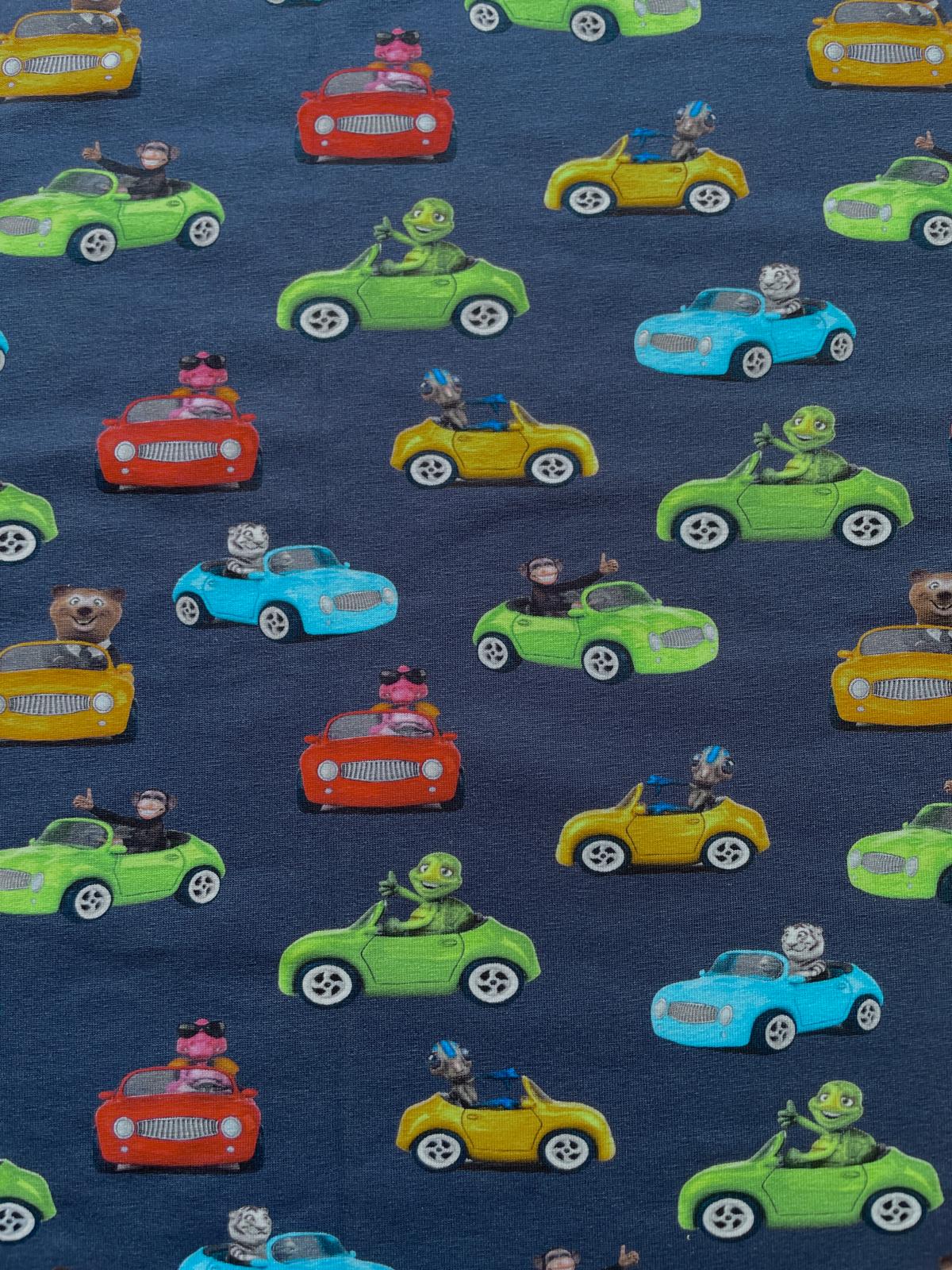 Farbenfroher Auto-Jersey für Kinder! 95% Baumwolle, super weich & elastisch. Ideal für Shirts & Co. Jetzt den tierischen Fahrspaß als Meterware entdecken!