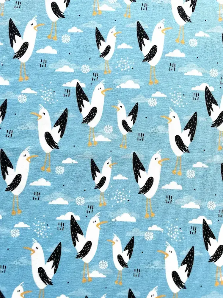 „Küsten-Kumpel“ – Baumwolljersey mit Möwen-Print hellblau(1) „Küsten-Kumpel“ – Baumwolljersey mit Möwen-Print hellblau(1)