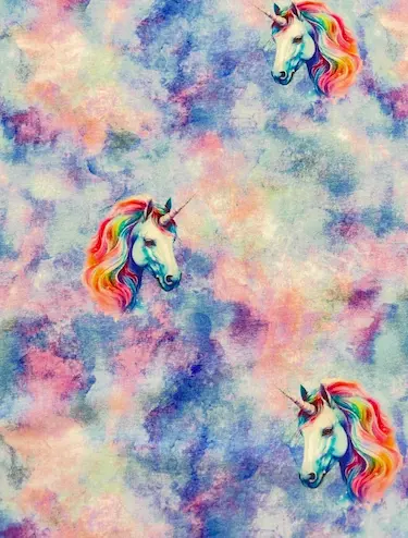 Hochwertiger Jersey-Stoff mit farbenfrohen Einhorn-Köpfen und Regenbogen-Mähne auf einem abstrakt wolkigen Hintergrund in Blau, Pink und Gelb.