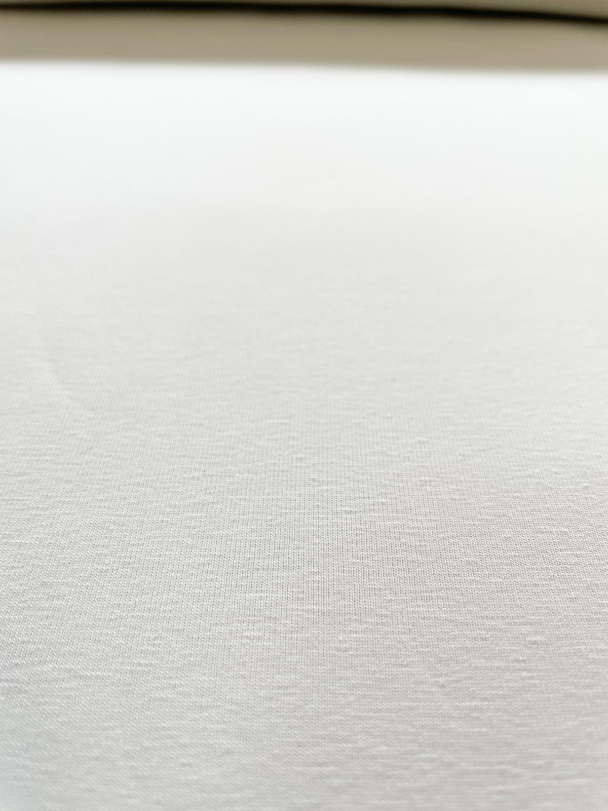 Nahaufnahme von hellgrauem Jerseystoff, unifarben ohne Melierung, blickdichte Qualität aus 95% Baumwolle und 5% Elasthan, 155cm Breite.