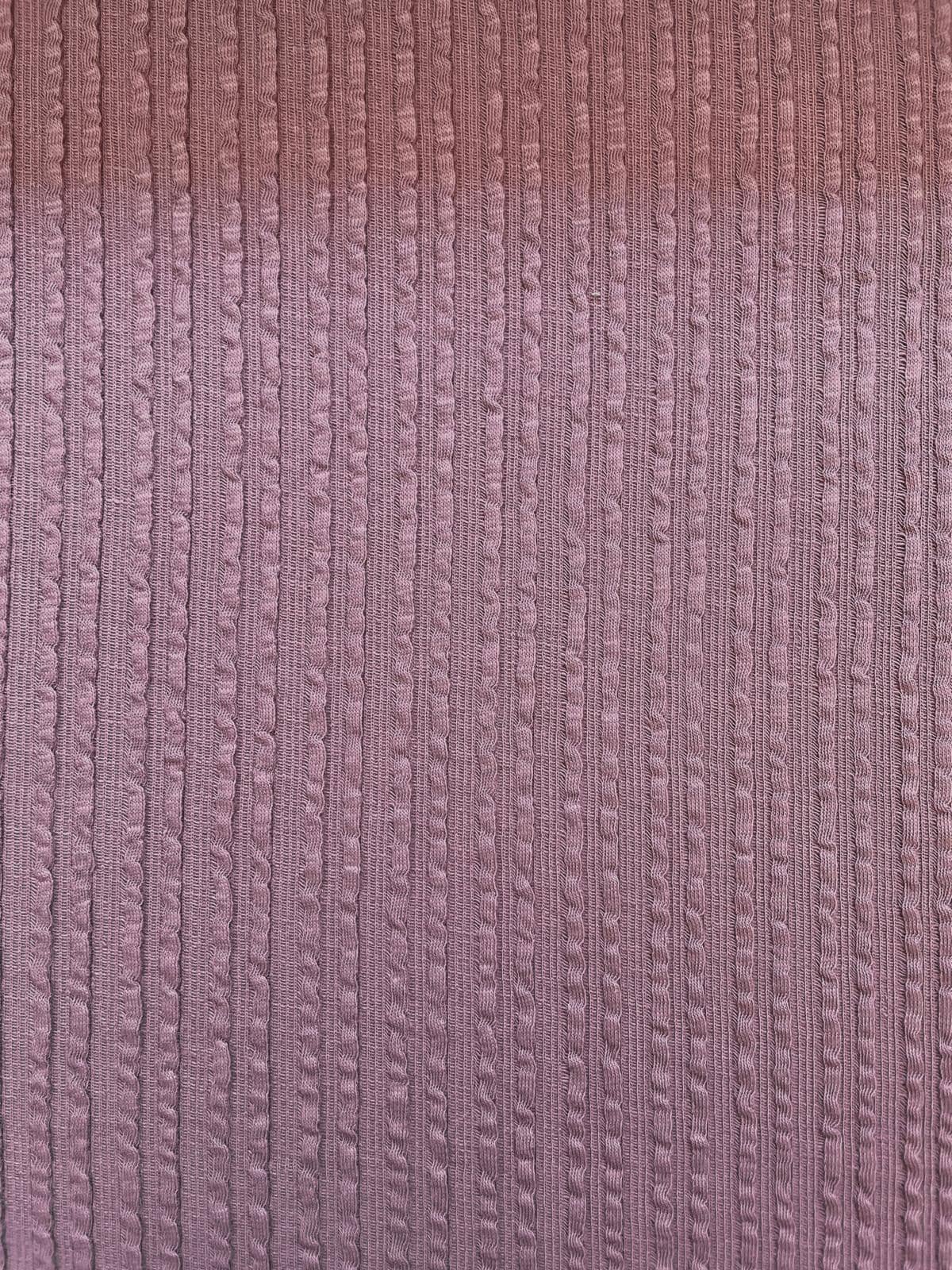 Hochwertiger Baumwolljersey in Mauve mit vertikaler Zopfstrick-Struktur, weiche Haptik für Kinderkleidung und Accessoires.