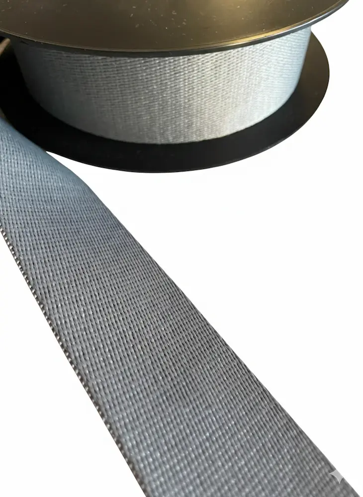 Einfarbiges dunkelgraues Gurtband mit 40mm Breite auf einer schwarzen Spule, hochwertige glänzende Meterware für Taschenriemen und Rucksäcke