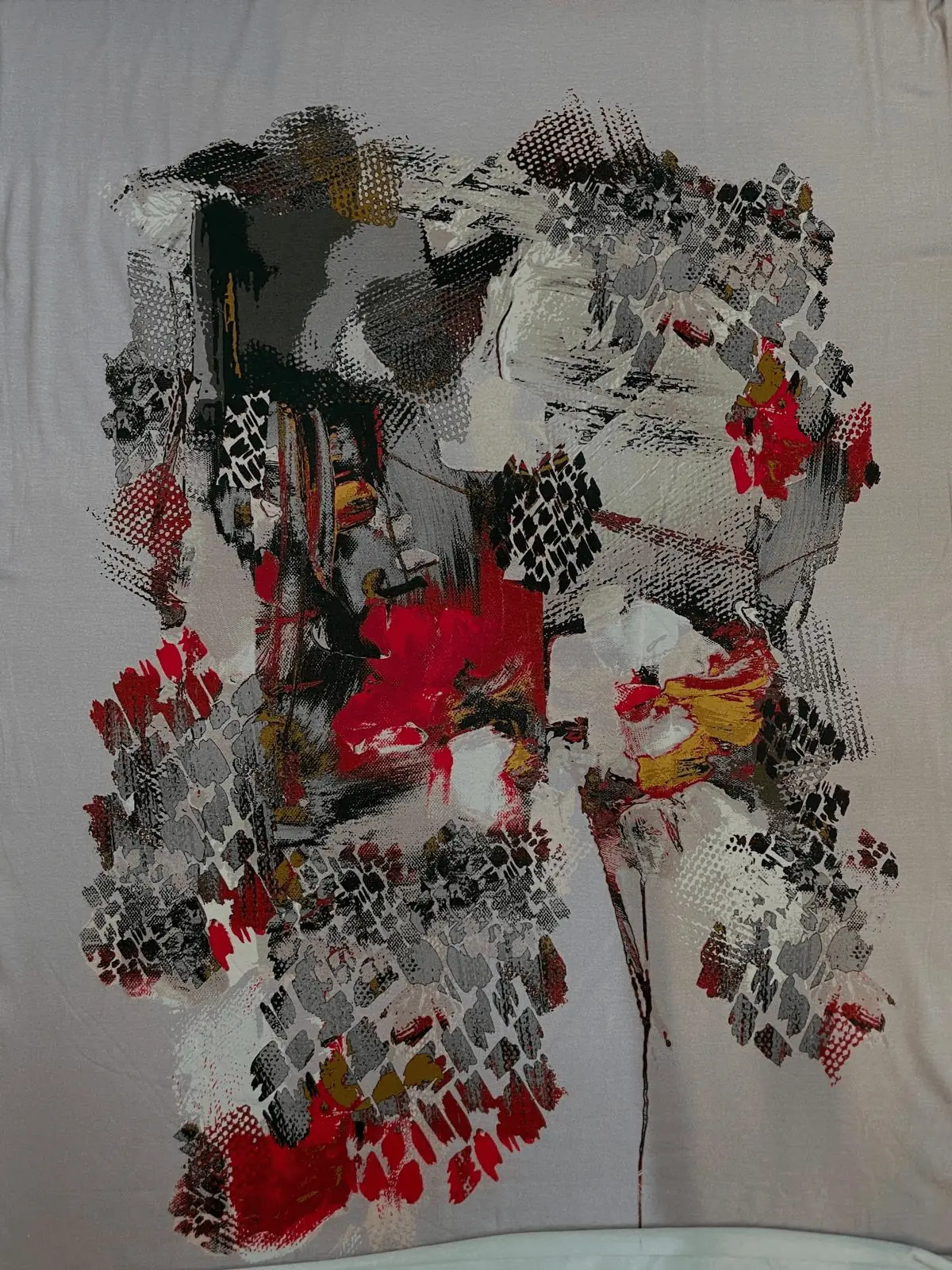 Abstraktes Stoff-Panel aus fließendem Viskose-Jersey mit künstlerischem Print in Anthrazit, Rot und Ocker auf taubenblauem Grund, Breite 148cm.