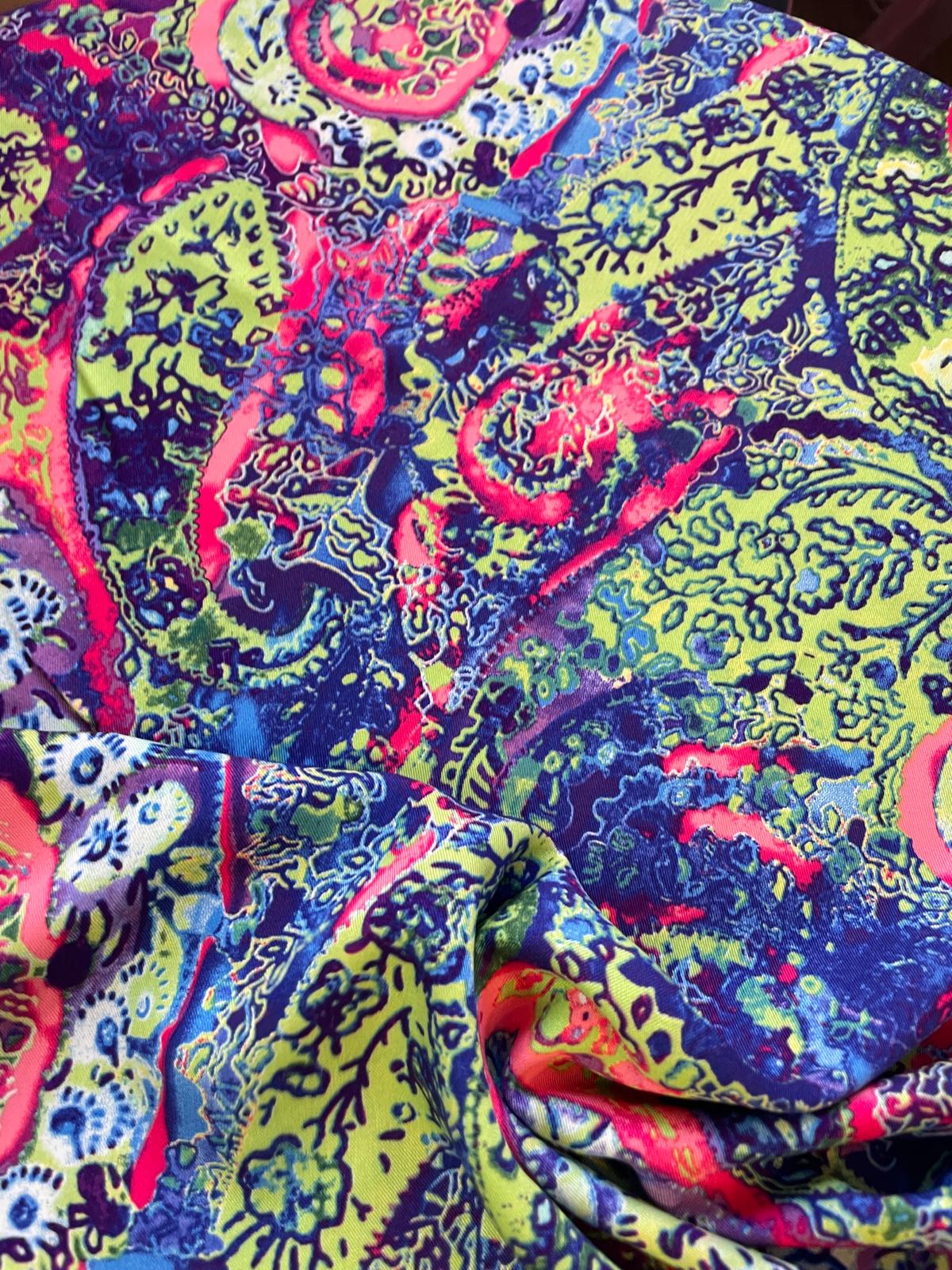 Hochwertiger, weich fallender Viskosestoff als Meterware mit buntem Paisley-Muster in Neon-Pink, Blau und Limettengrün