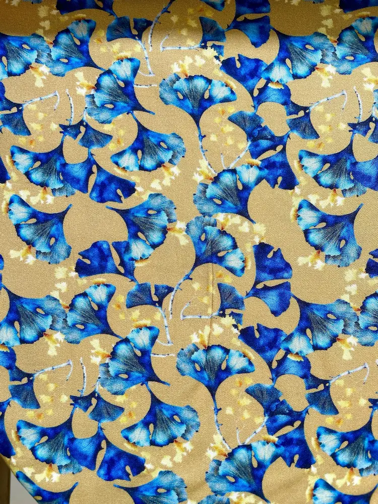 Nachhaltige Eco-Viskose Webware als Meterware mit Ginkgo-Blattmuster in Blau und Gelb auf senffarbenem Grund
