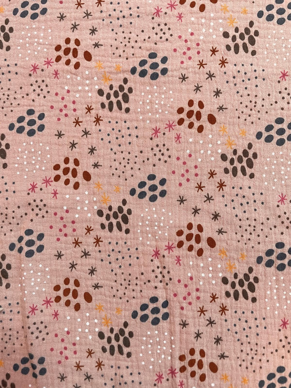 Luftig-leichter Musselin-Stoff in Altrosa (130g) mit buntem Punkte- und Sternchen-Print für Kinderbekleidung.