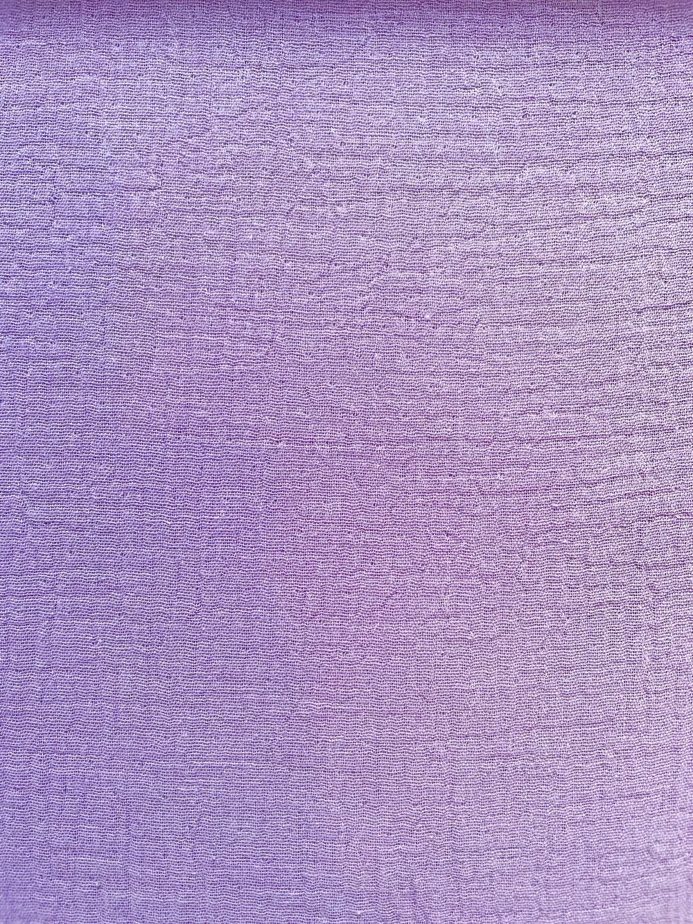Weicher Musselin in Lila/Flieder, ideal für luftige Babykleidung, Tücher und Sommeroutfits – 135g/m² Qualität.
