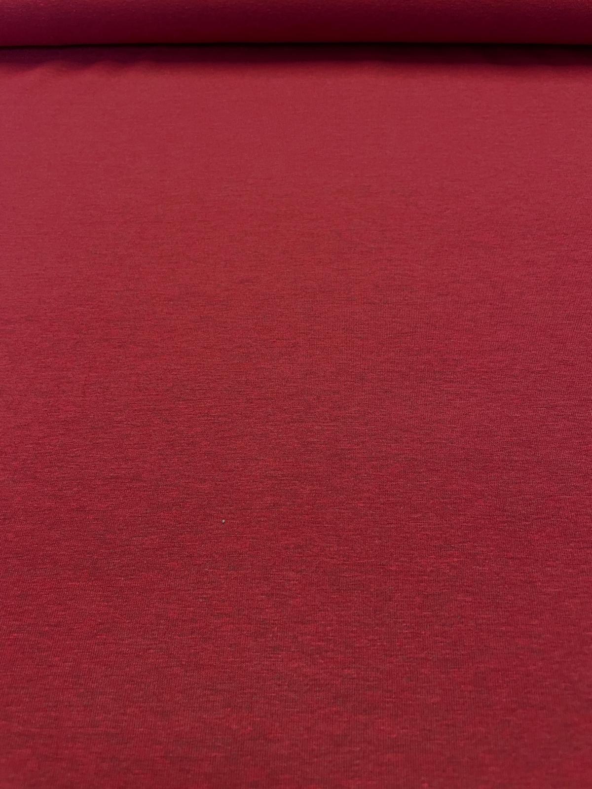 Nahaufnahme von weinrotem Jersey-Stoff in Melange-Optik, blickdicht gestrickt mit 220g/m² Gewicht für Kleider und Shirts.