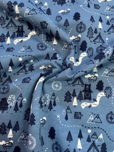 Blauer Sommersweat Stoff mit Bären, Bergen und Wanderkarten-Motiv, weich angeraute Innenseite, elastische Meterware für Kinderhoodies.