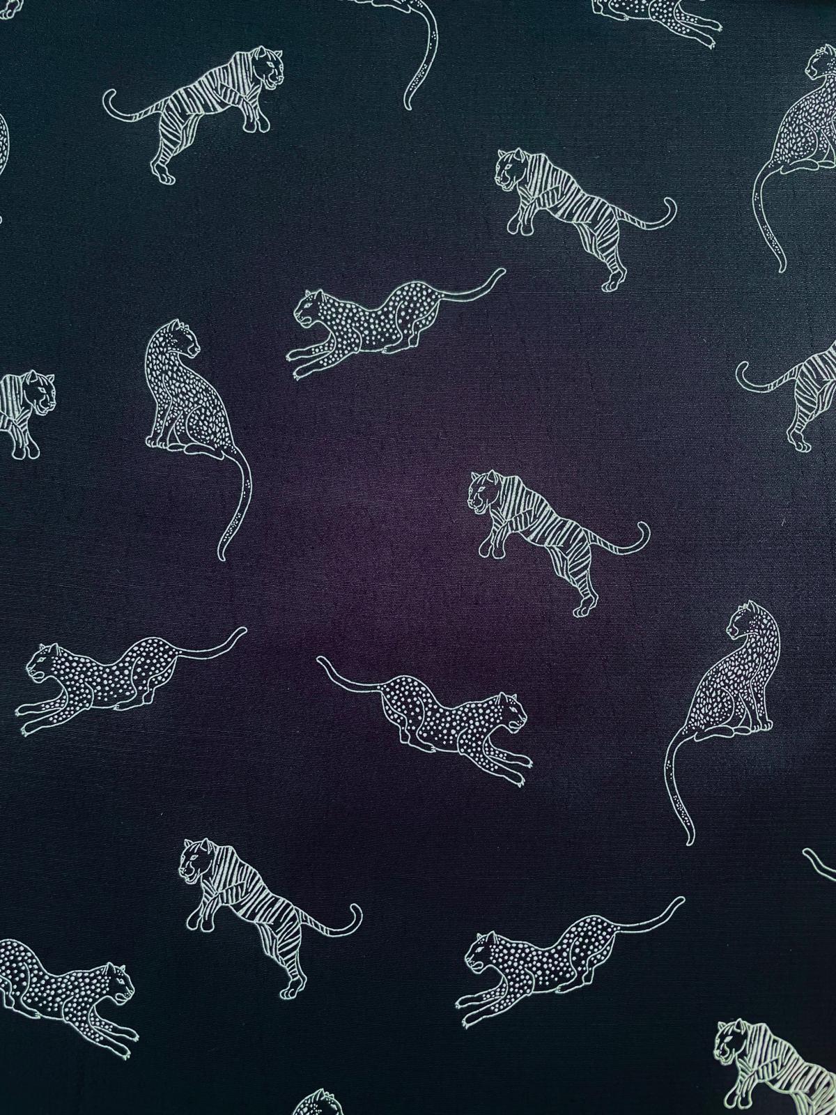 Dunkelblauer, fließender Viskosestoff (100% Viskose) mit filigranen, weißen Linienzeichnungen von Tigern und Leoparden in verschiedenen Posen.