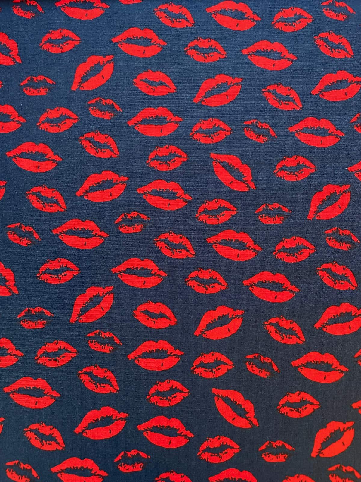 Dunkelblauer Baumwollstoff Popeline mit leuchtend roten Kussmund-Lippen als Allover-Print, 146 cm breit für modische Blusen und Accessoires.