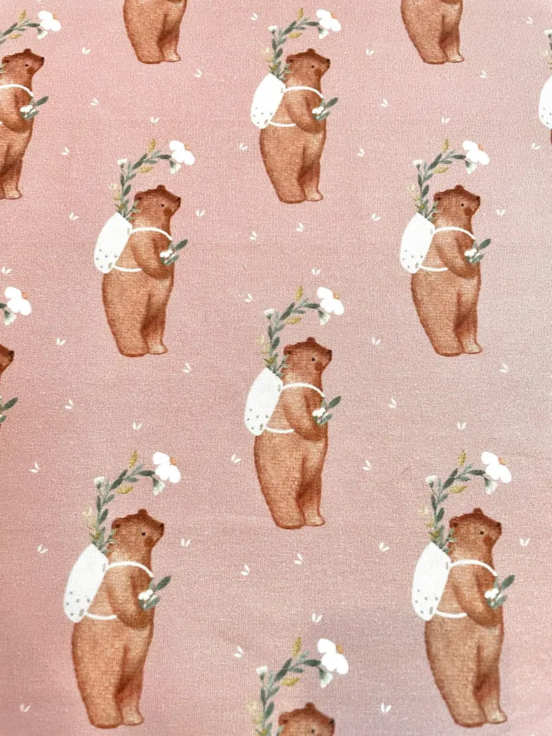 Weicher French Terry Stoff in Altrosa mit Bären-Motiv, Bär mit Rucksack und Blumen im Aquarell-Stil, elastische Sommersweat Meterware für Kinder.