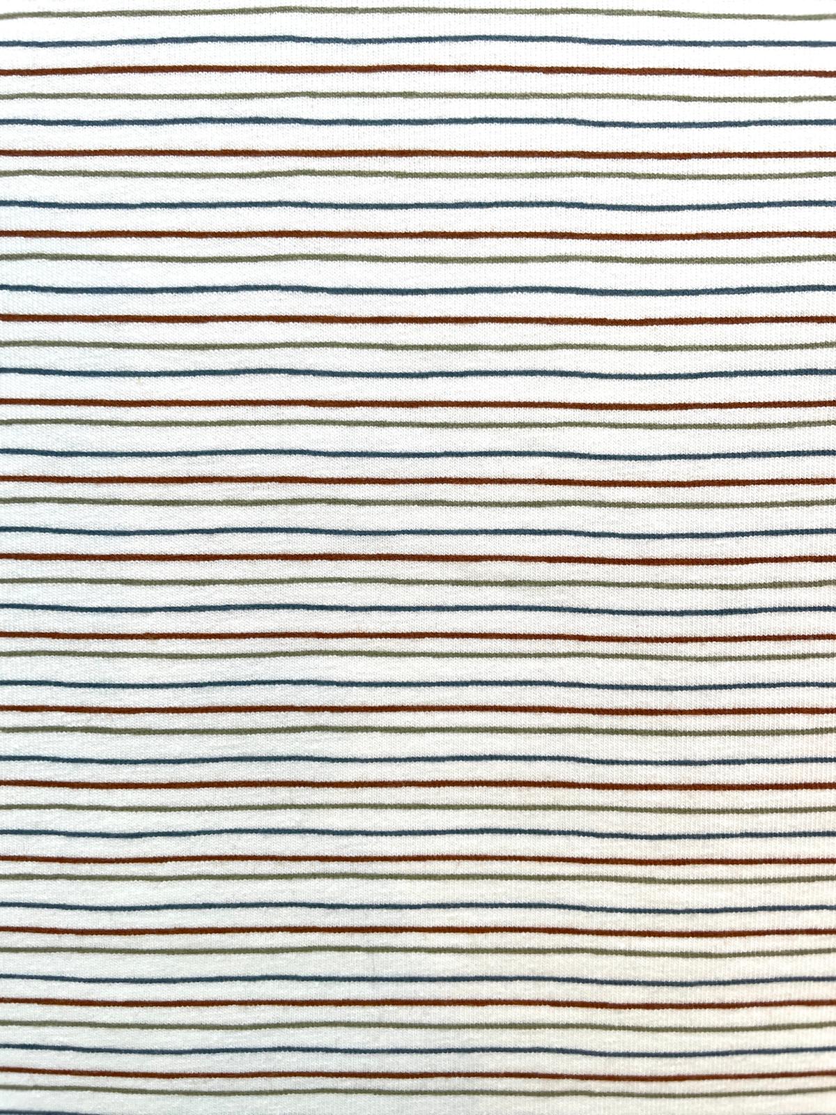 Nahaufnahme eines weißen Baumwolljersey-Stoffes mit feinen, horizontalen Streifen in Blau, Braun und Grün. Ideal als Meterware für Kinderbekleidung.