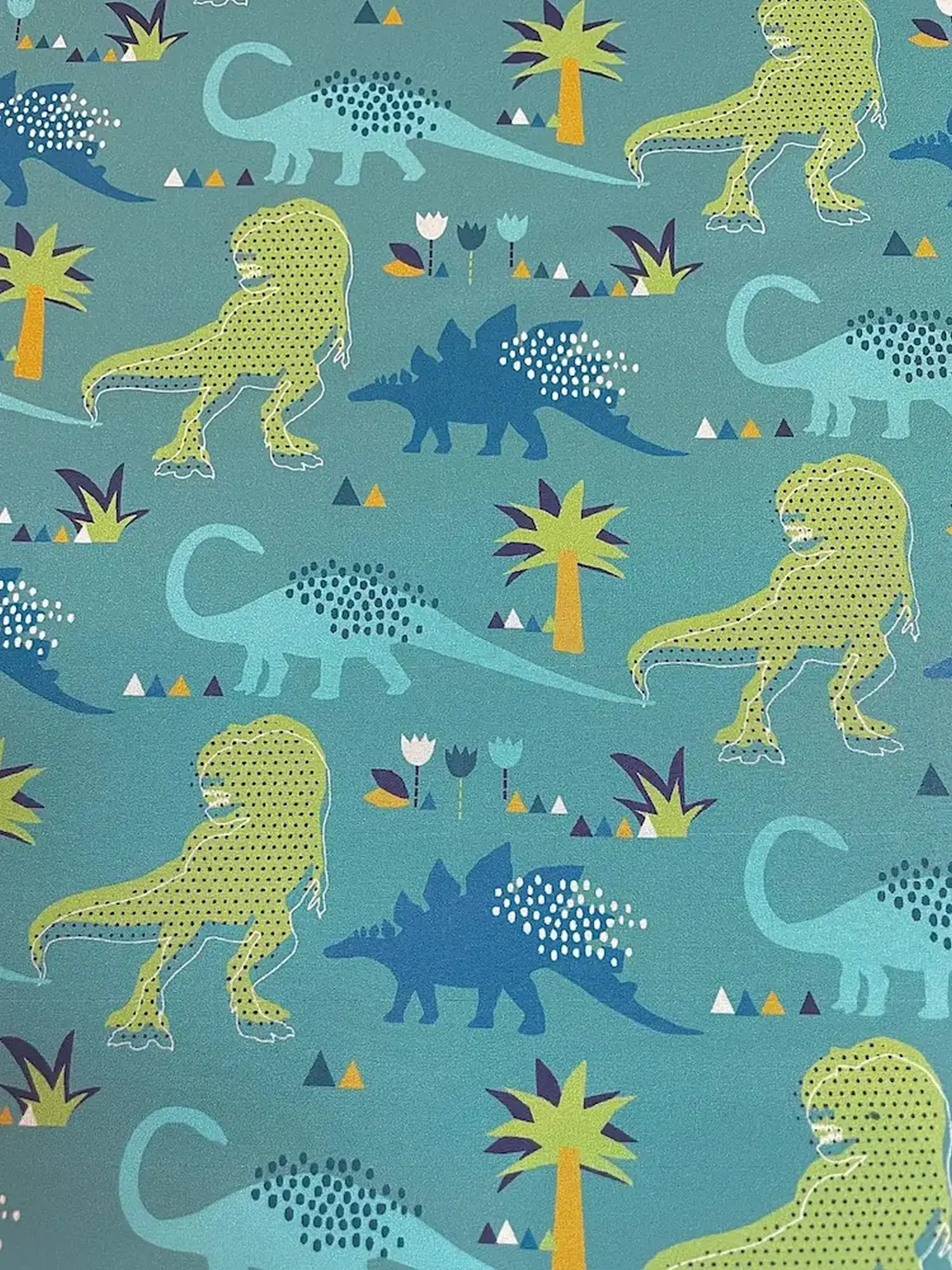 Robuster Softshell-Stoff in Petrol mit verschiedenen Dinosaurier-Motiven wie T-Rex und Stegosaurus in Grün und Hellblau. Das Design im modernen Grafik-Stil wird durch Palmen und kleine Dreiecke ergänzt. Ein idealer, wasserabweisender Outdoorstoff für klei