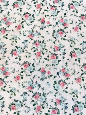 Hochwertige, nicht dehnbare Baumwoll-Webware mit filigranem Rosenmuster in Rosa und Blau auf weißem Hintergrund.
