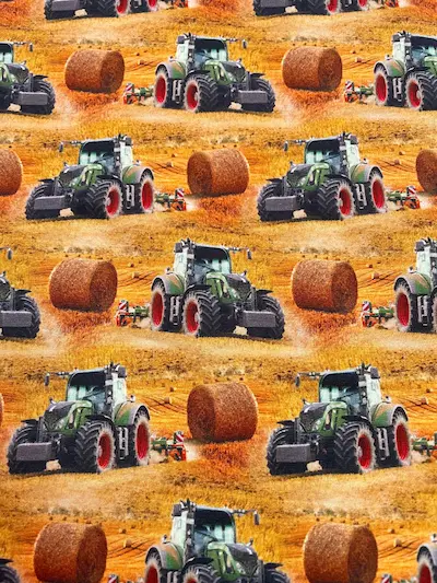 Hochwertiger French Terry Stoff mit fotorealistischem Traktor-Motiv und Strohballen auf dem Feld, weicher Sommersweat für Kinderkleidung Meterware.