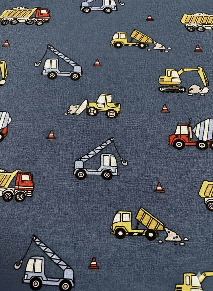 Kuscheliger Alpenfleece Stoff als Meterware in Dunkelblau bedruckt mit bunten Baufahrzeugen wie Bagger, Betonmischer und Kran.