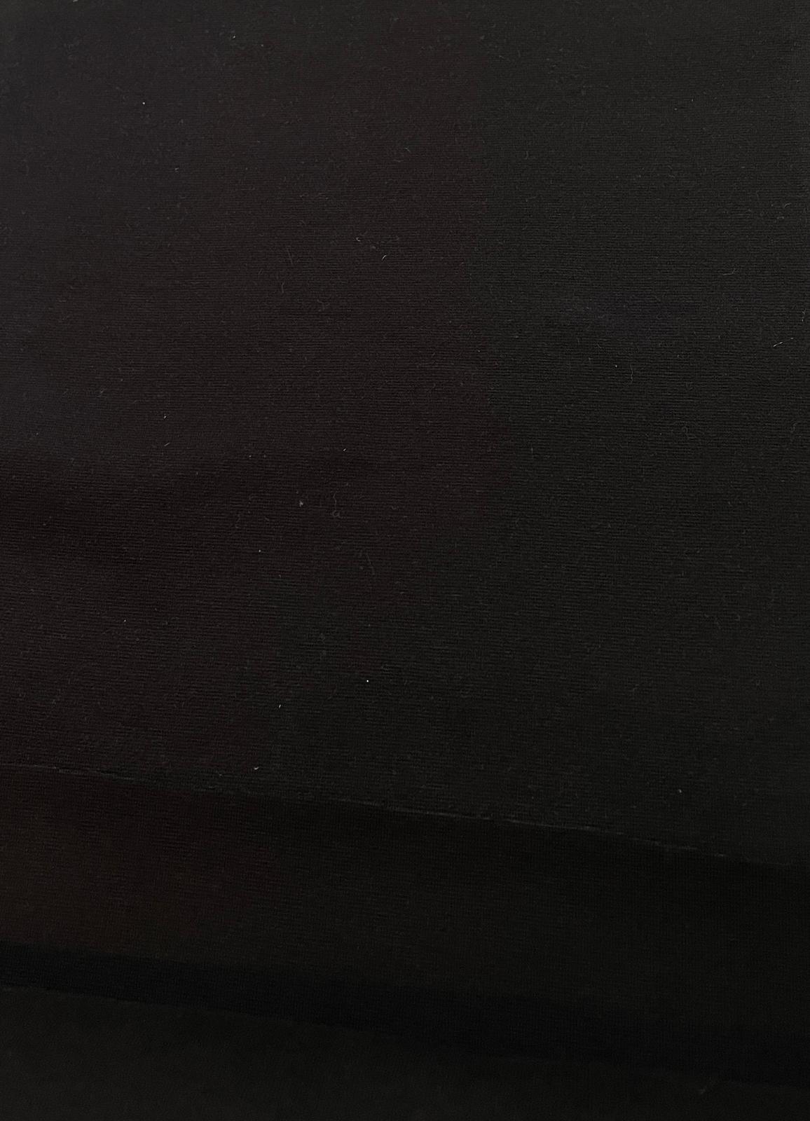 Nahaufnahme eines schwarzen, fein gestrickten Bündchenstoffs. Die elastische Textur ist glatt und gleichmäßig, ideal für Abschlüsse an Ärmeln, Hals und Saum.