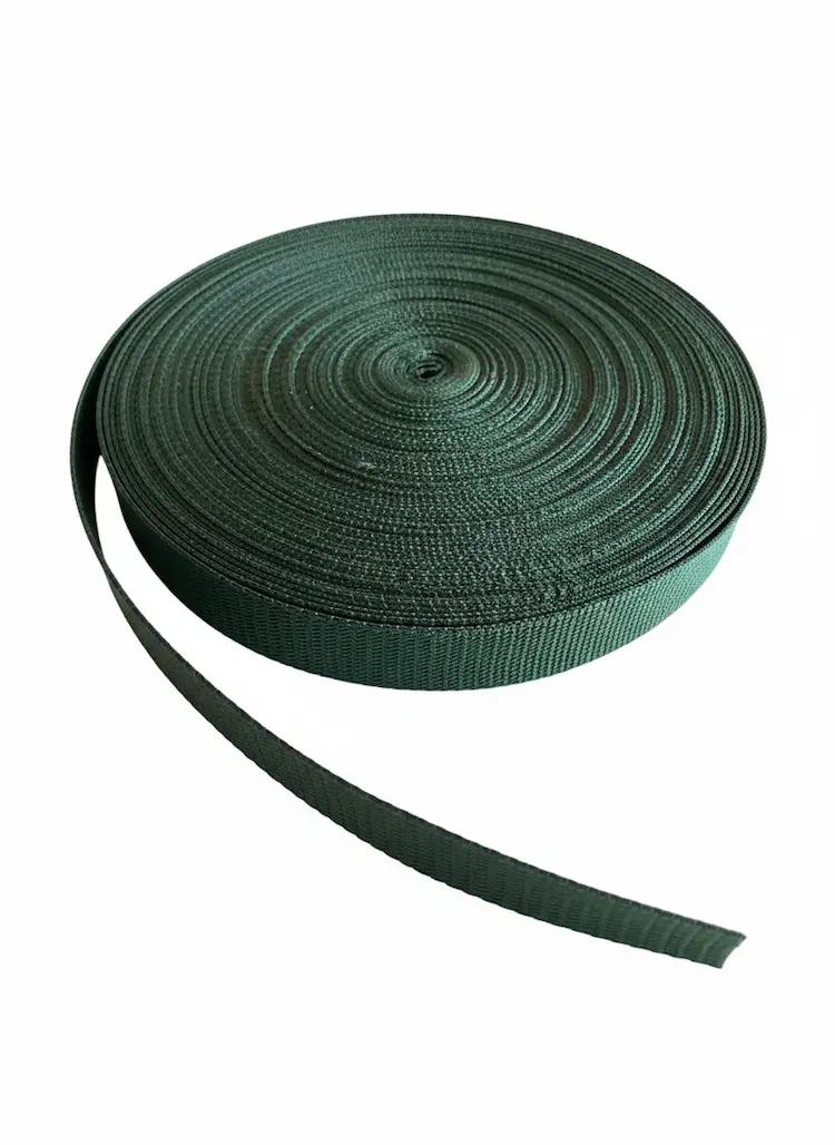 Stabiles, dunkelgrünes Gurtband mit 25mm Breite auf einer Rolle, reißfeste Canvas-Meterware mit gerippter Webstruktur für Rucksäcke und Outdoor-Zubehör.
