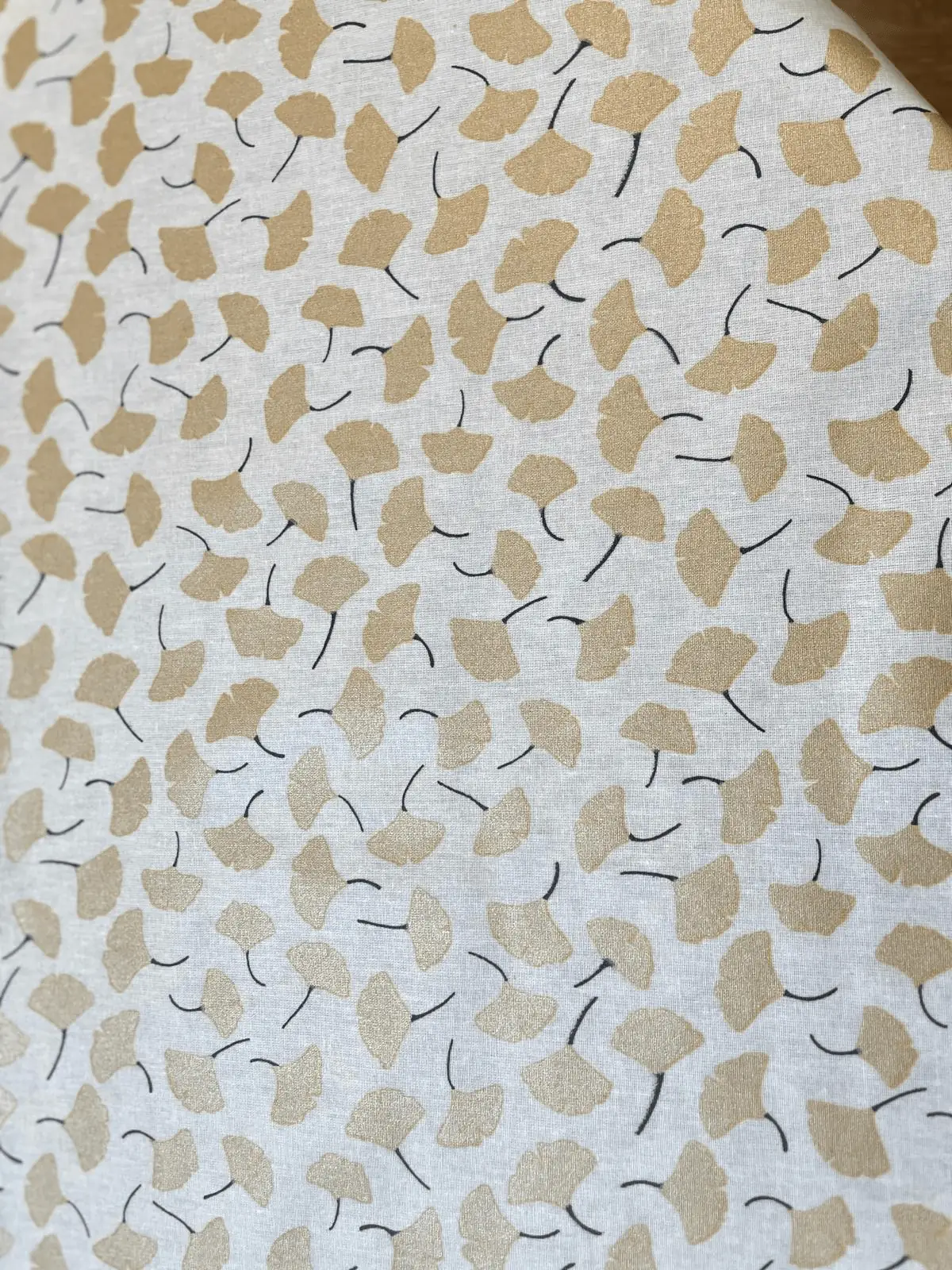 Abwaschbare Meterware: Beschichtete Baumwolle mit edlem, goldenem Ginkgo-Print – ideal für Tischdecken, Taschen und Outdoor-Deko.
