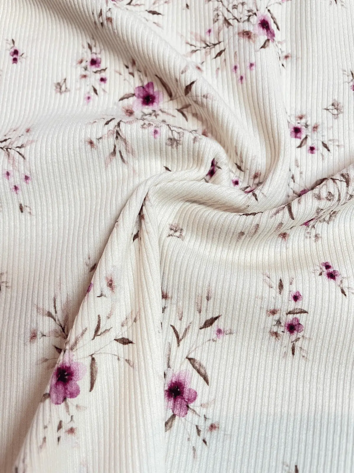 Rippstrick Jersey Stoff Cremefarben mit Kirschblüten AltFlieder Rippstrick Jersey Stoff Cremefarben mit Kirschblüten AltFlieder