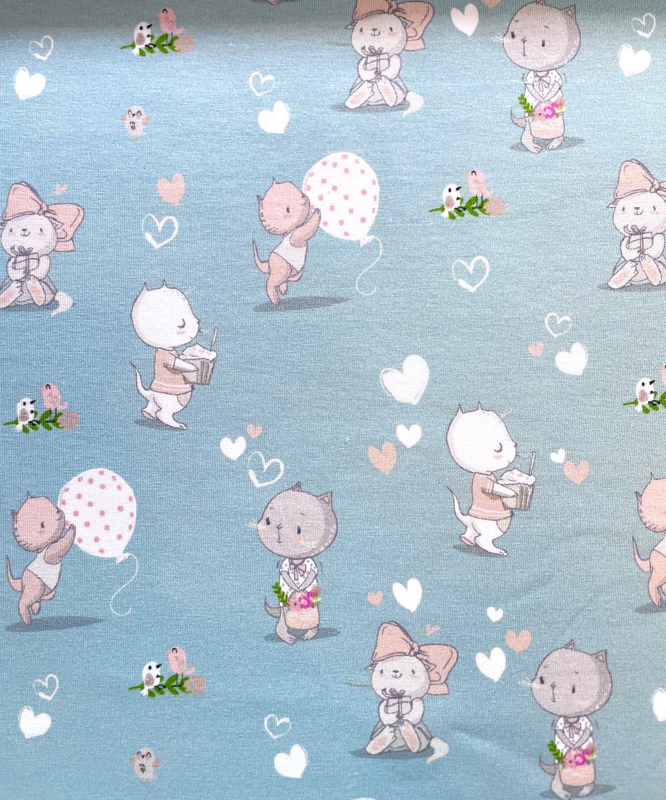 Niedlicher Baumwolljersey in Hellblau mit gemusterten Katzen, gepunkteten Luftballons und kleinen Herzen als Meterware für Baby- und Kinderkleidung.