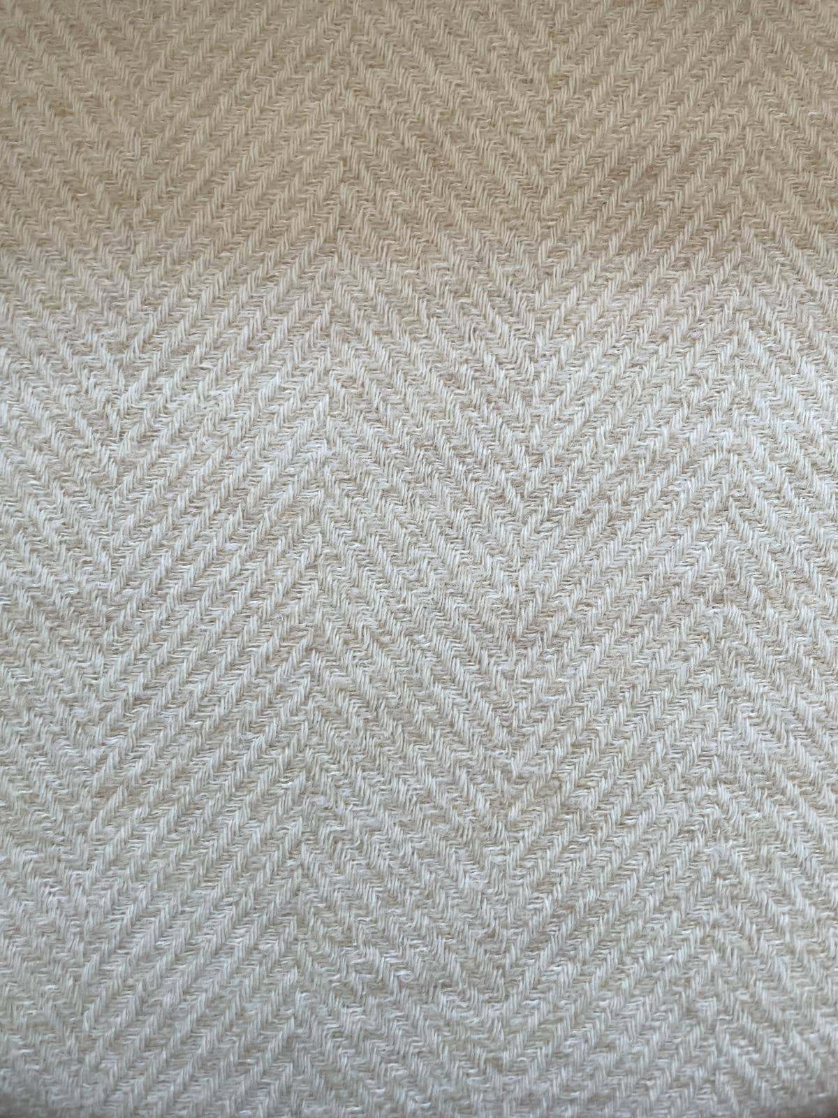 Schwerer Fischgrät-Wollstoff als Meterware in Natur-Farbe mit klassischem Zickzack-Muster